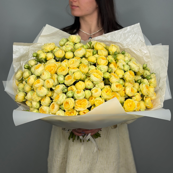 Букет из 51 кустовых желтых пионовидных роз