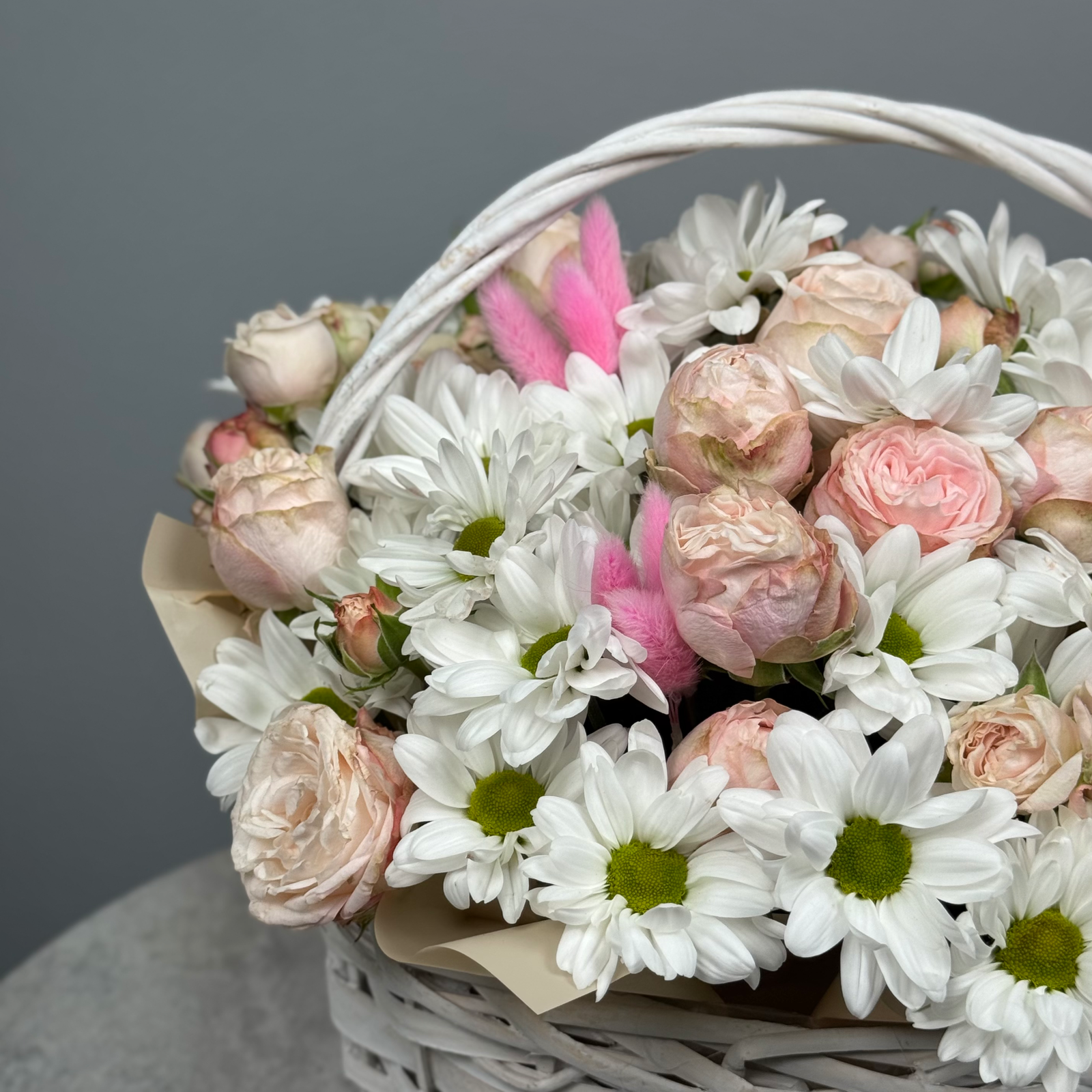 Цветы в корзине "Любит не любит"