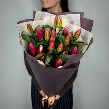 Букет из 5 бордовых лилий