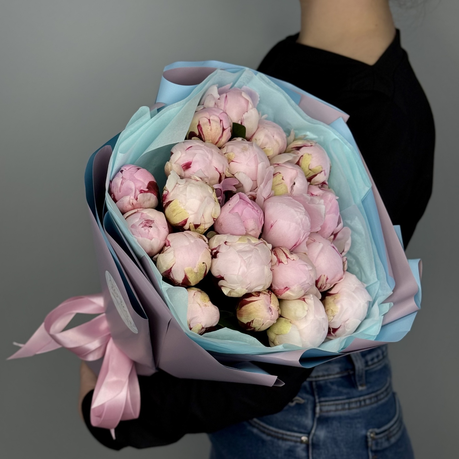 Букет из 17 пионов Сара