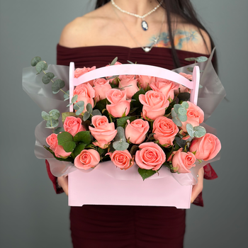 Цветы в ящике Сердце в лепестках