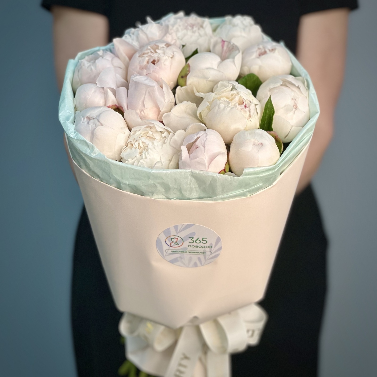 Букет из 15 бело-розовых пионов