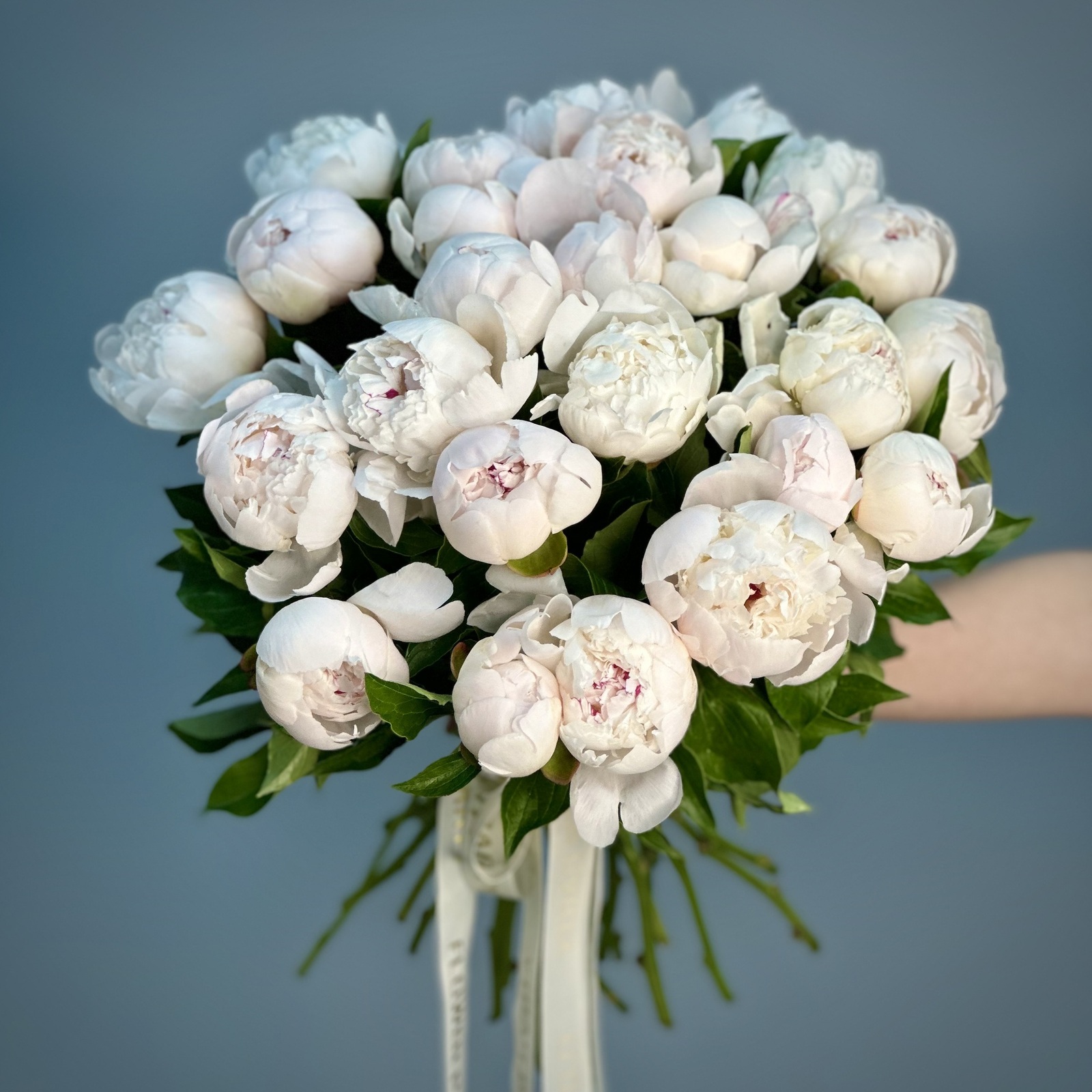 Букет из 25 бело-розовых пионов
