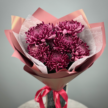 Букет из 7 черничных хризантем