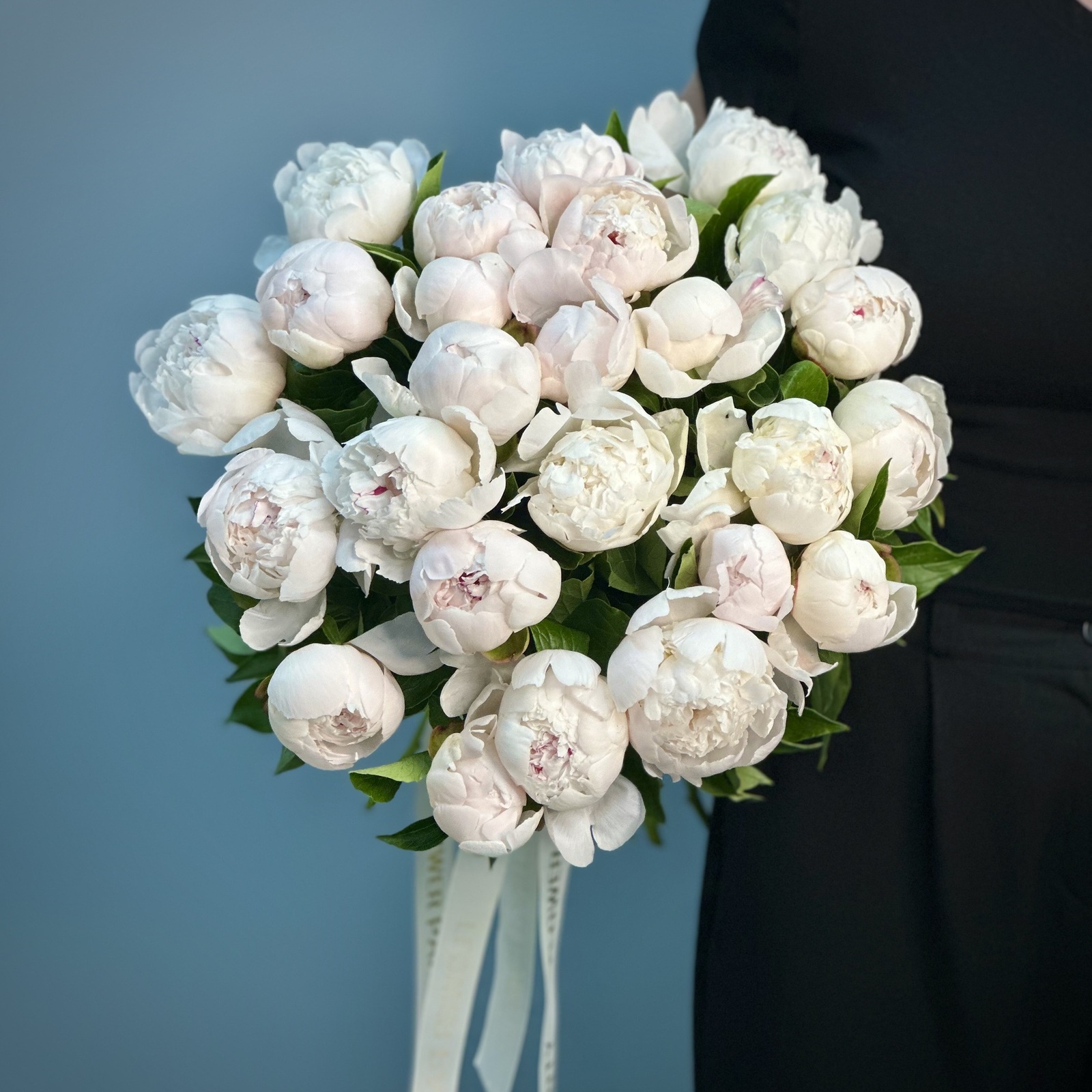 Букет из 25 бело-розовых пионов