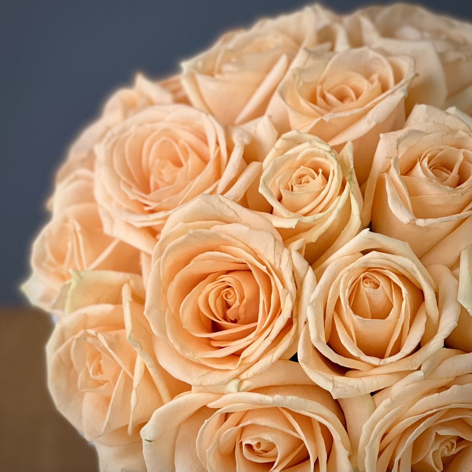 Кремовые розы в шляпной коробке S