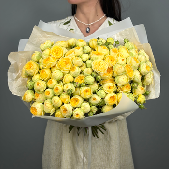 Букет из 31 кустовых желтых пионовидных роз