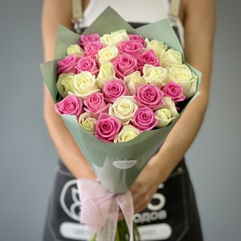 Букет из 31 белой и розовой розы 50 см