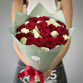 Букет из 31 красной и белой розы 70 см