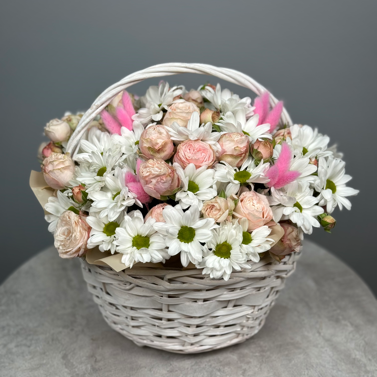 Цветы в корзине "Любит не любит"