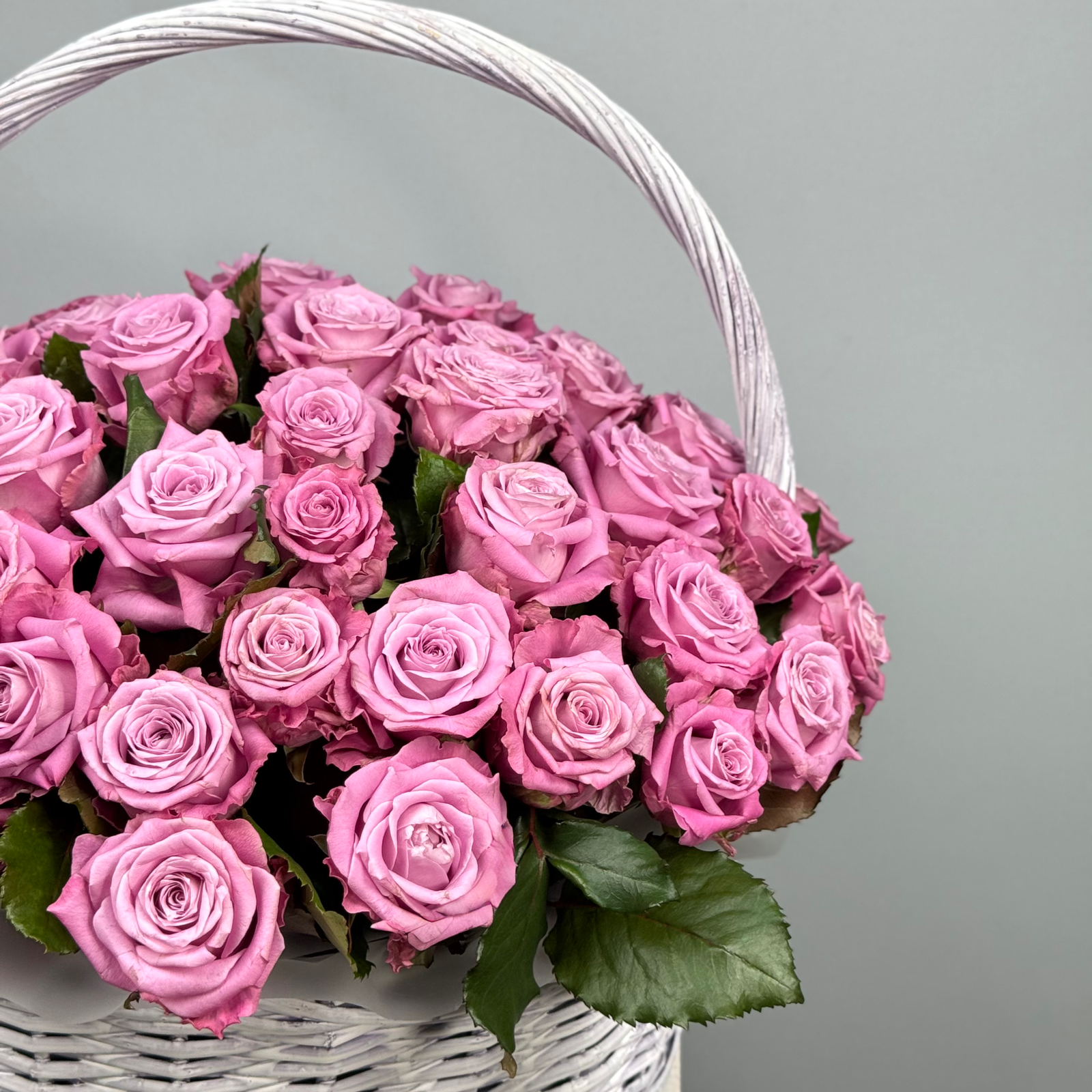 51 фиолетовая роза в корзине