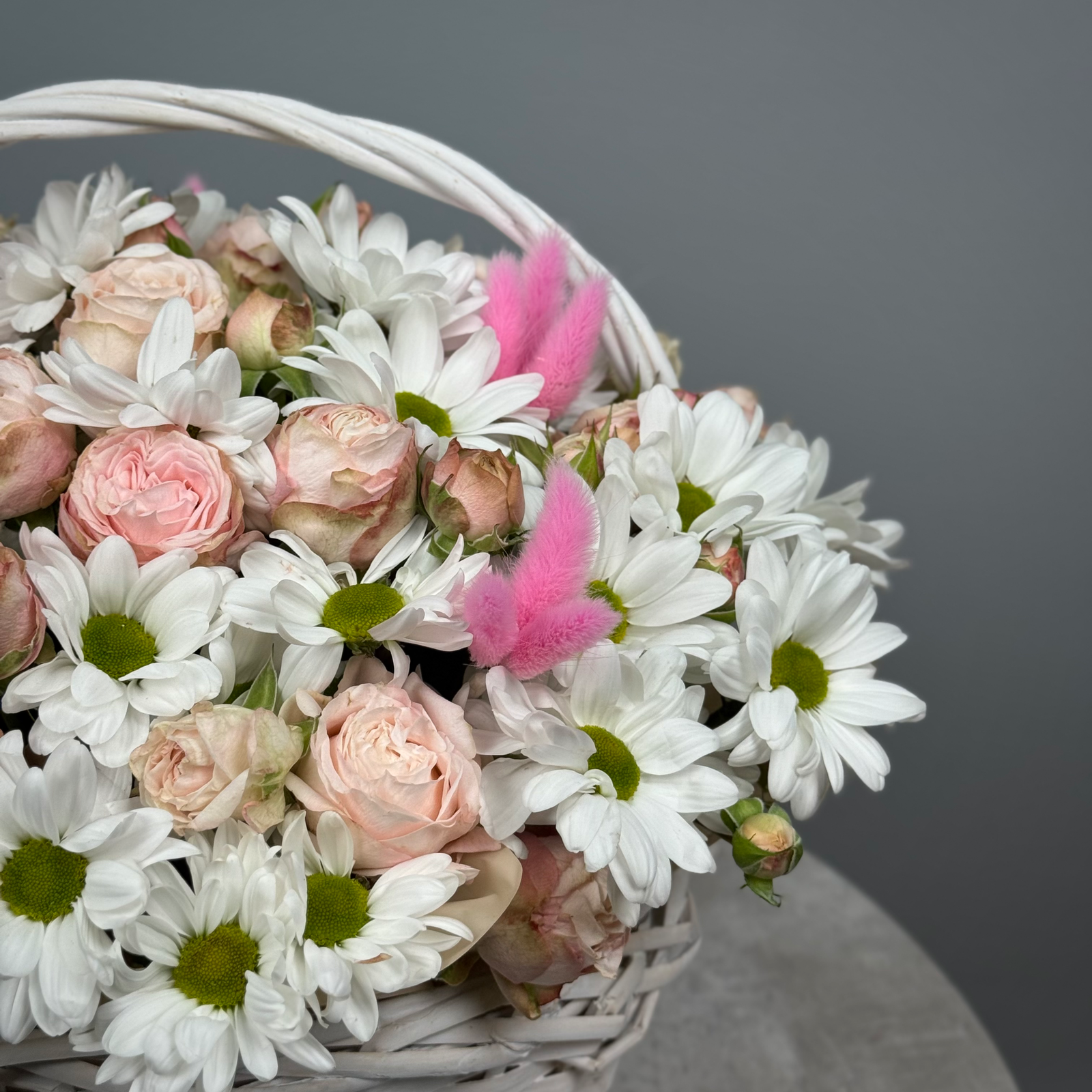 Цветы в корзине "Любит не любит"