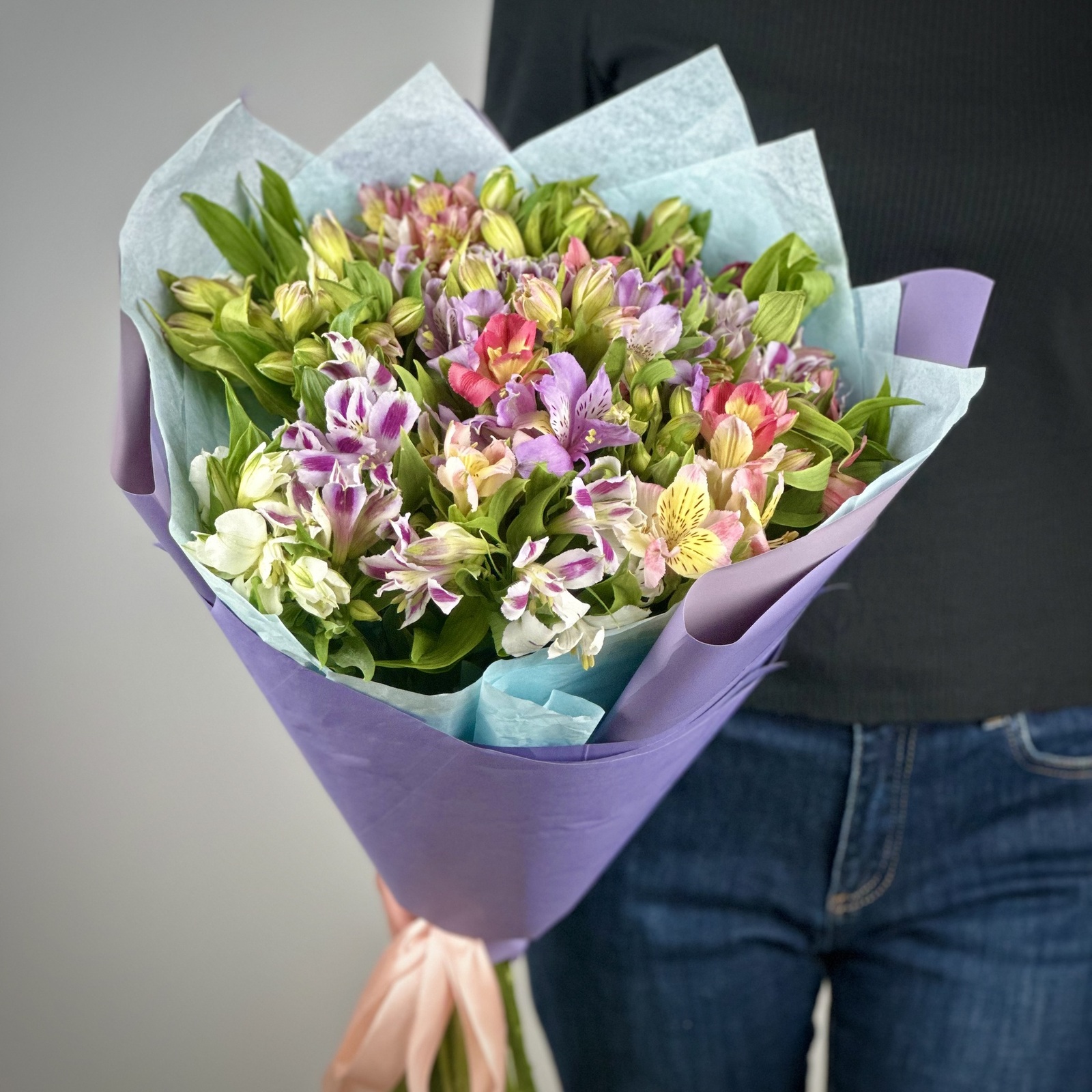 Букет из 31 альстромерий микс