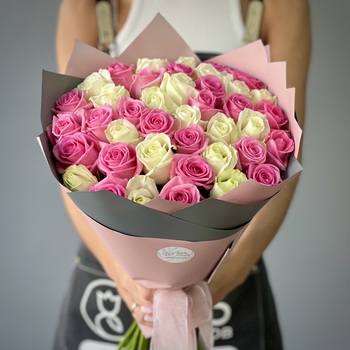 Букет из 71 белой и розовой розы 60 см