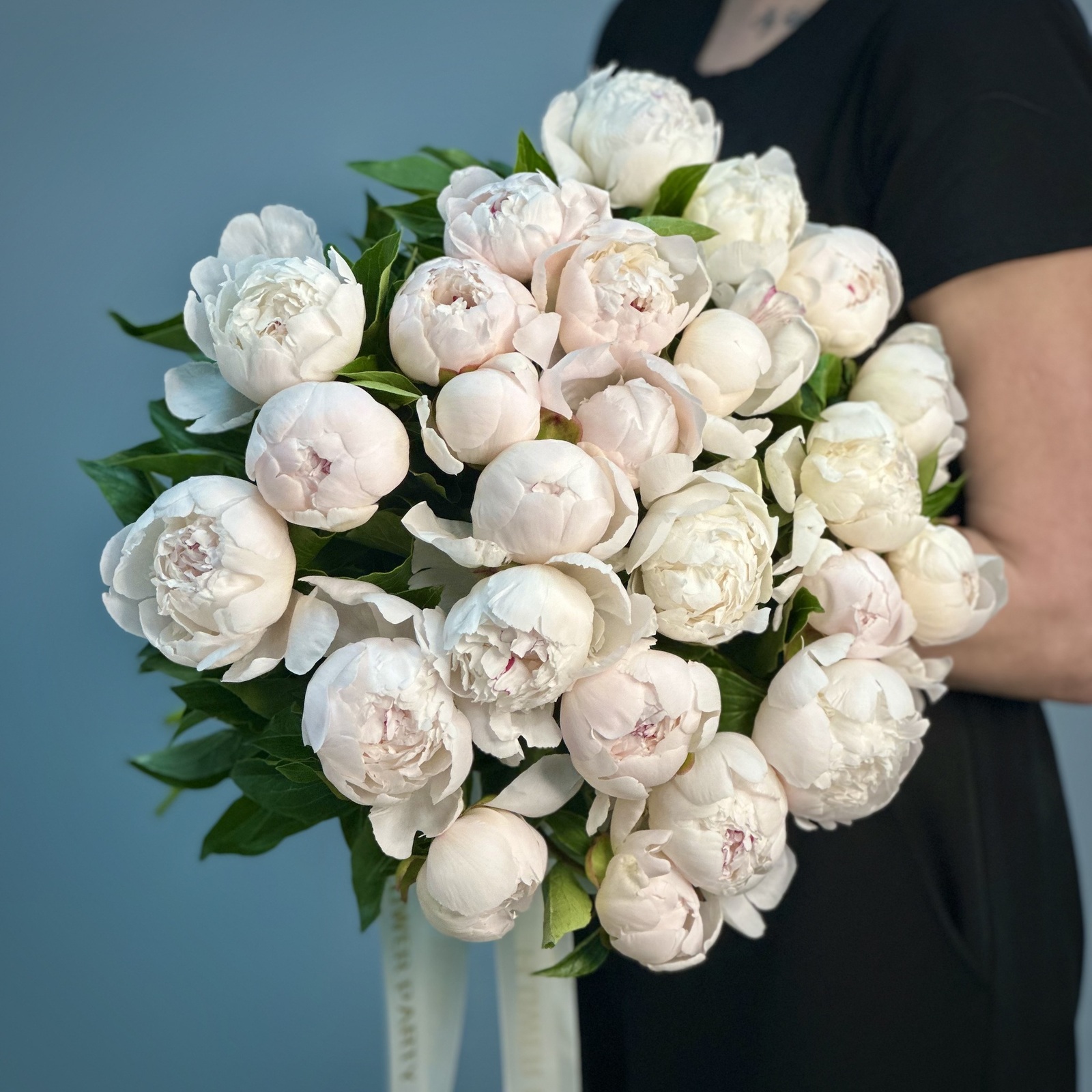 Букет из 25 бело-розовых пионов