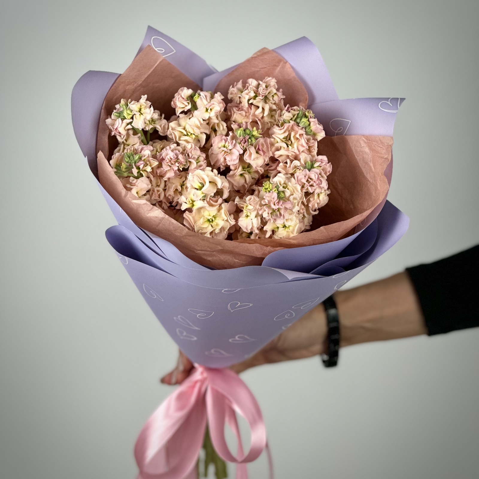 Букет из 11 персиковых маттиол