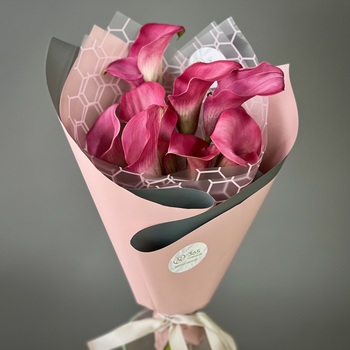 Букет из 9 малиновых калл