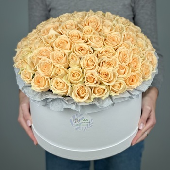 Кремовые розы в шляпной коробке XL