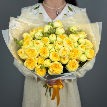 Букет из 11 кустовых желтых пионовидных роз