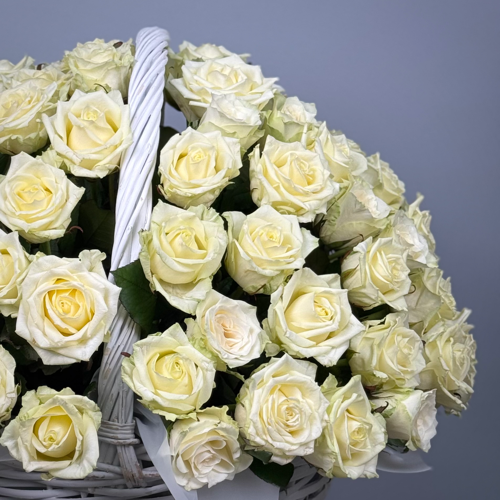 101 белая роза в корзине