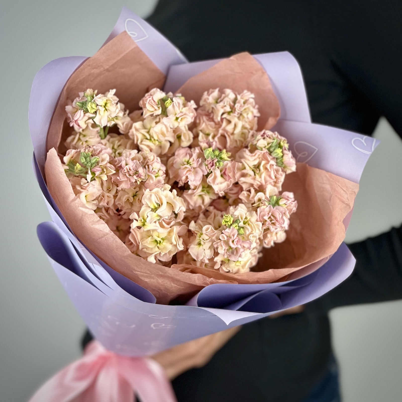 Букет из 11 персиковых маттиол