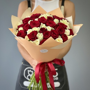 Букет из 51 красной и белой розы 60 см