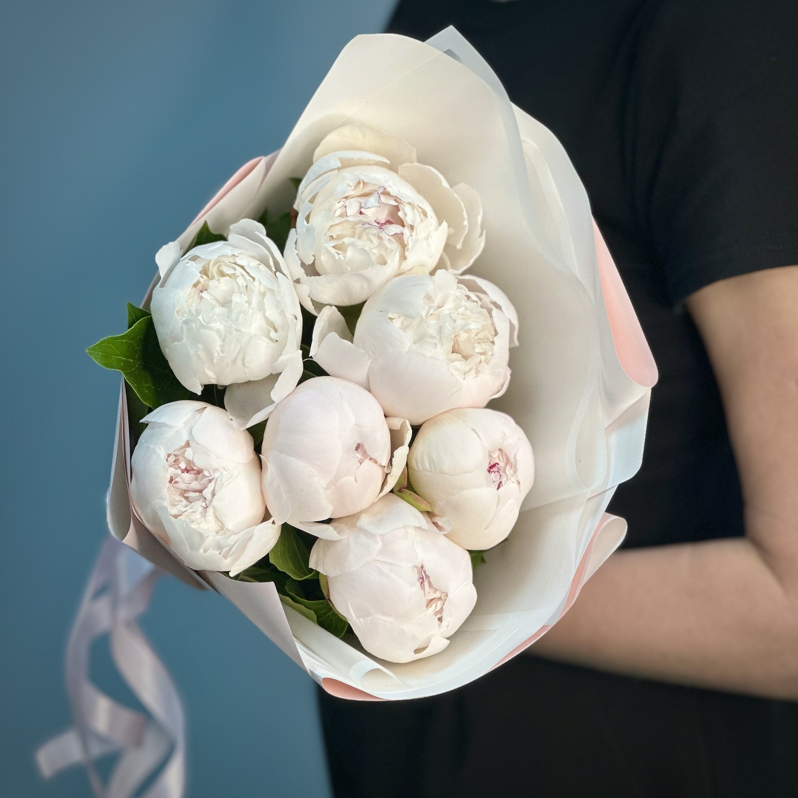 Букет из 7 бело-розовых пионов