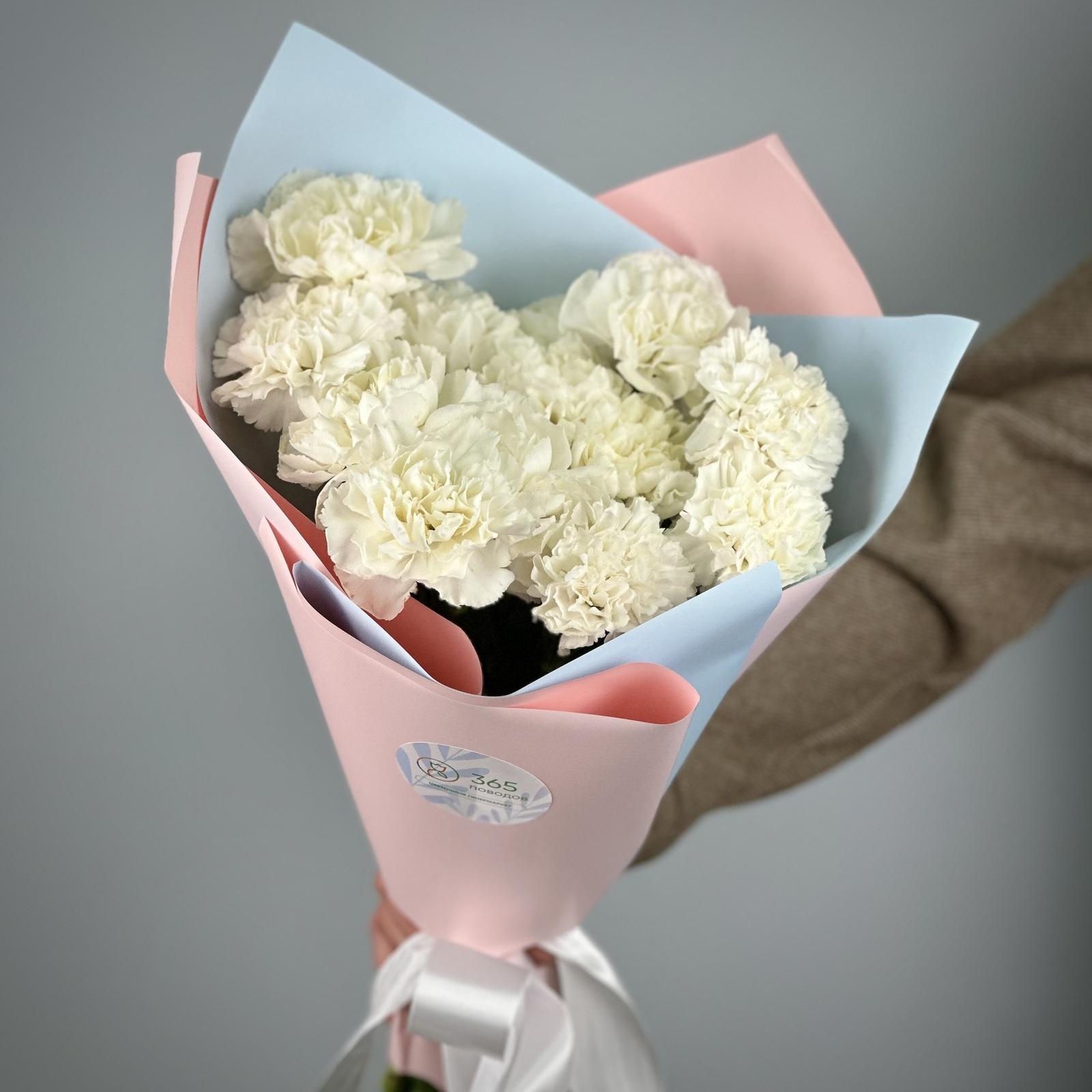 Букет из 15 белых гвоздик