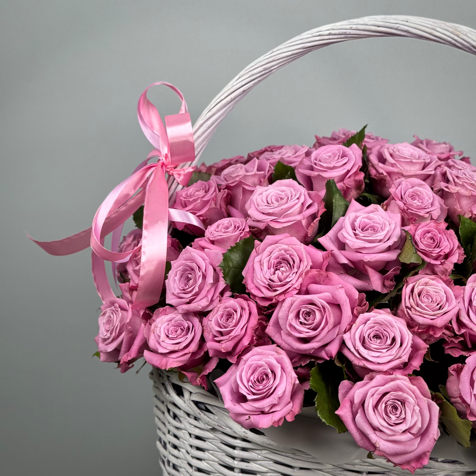 51 фиолетовая роза в корзине