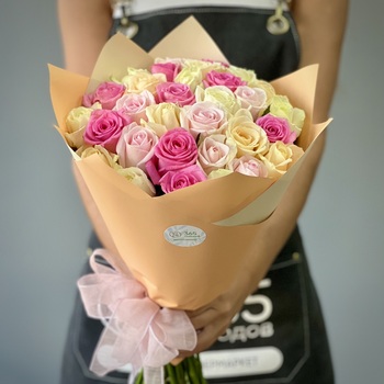 Букет из 31 нежной розы 50 см