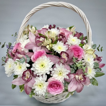 Цветы в корзине Барби