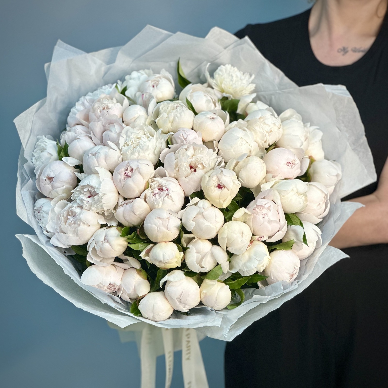 Букет из 51 бело-розовых пионов