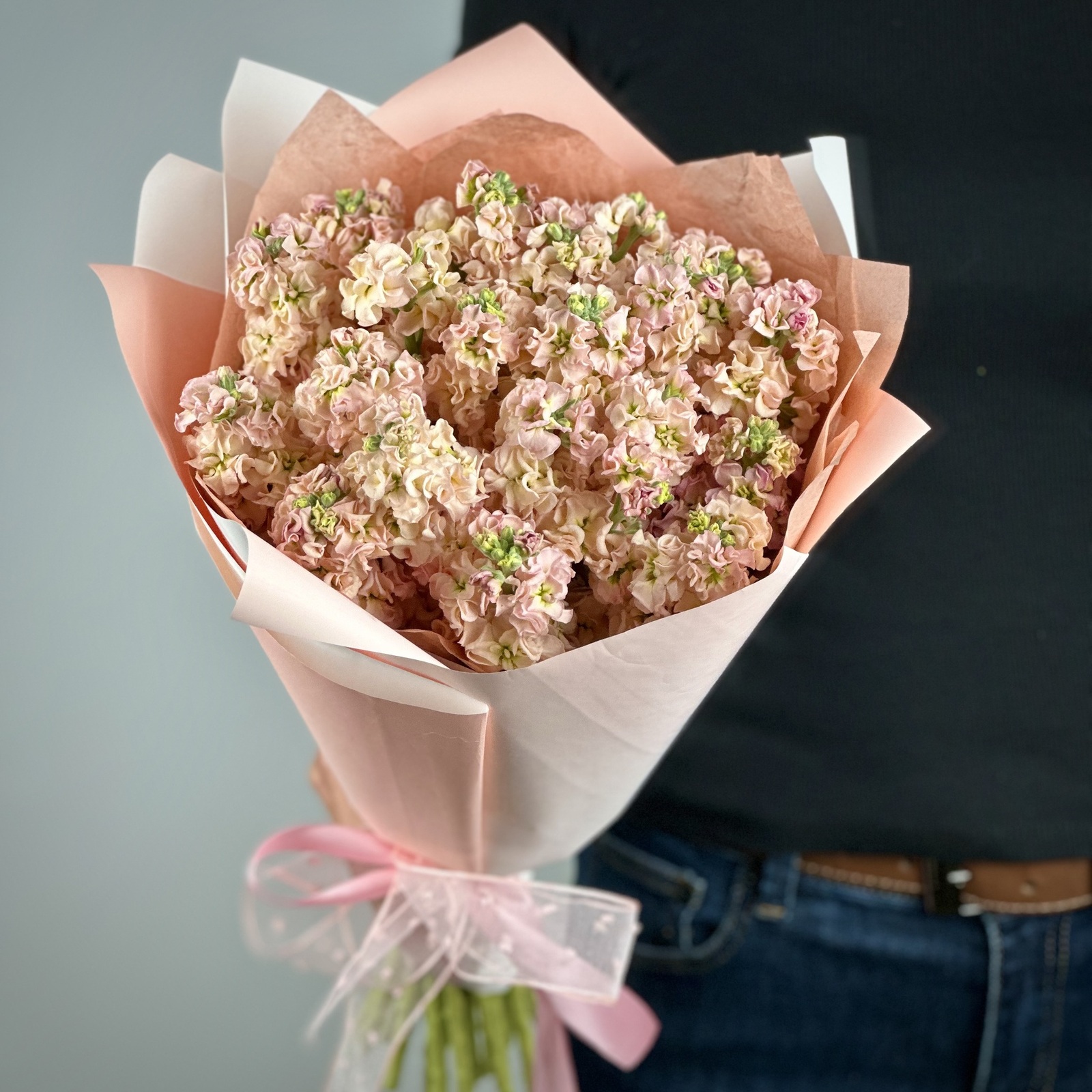 Букет из 21 персиковых маттиол