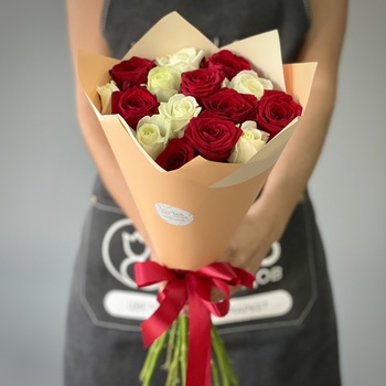 Букет из 15 красной и белой розы 70 см