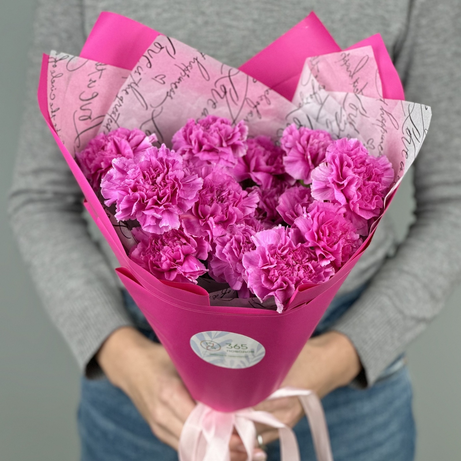 Букет из 15 малиновых гвоздик