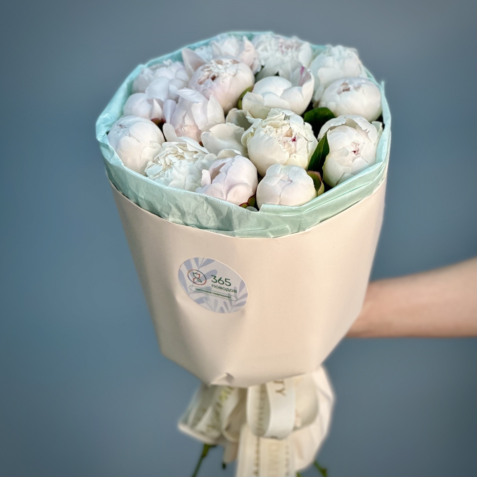 Букет из 15 бело-розовых пионов