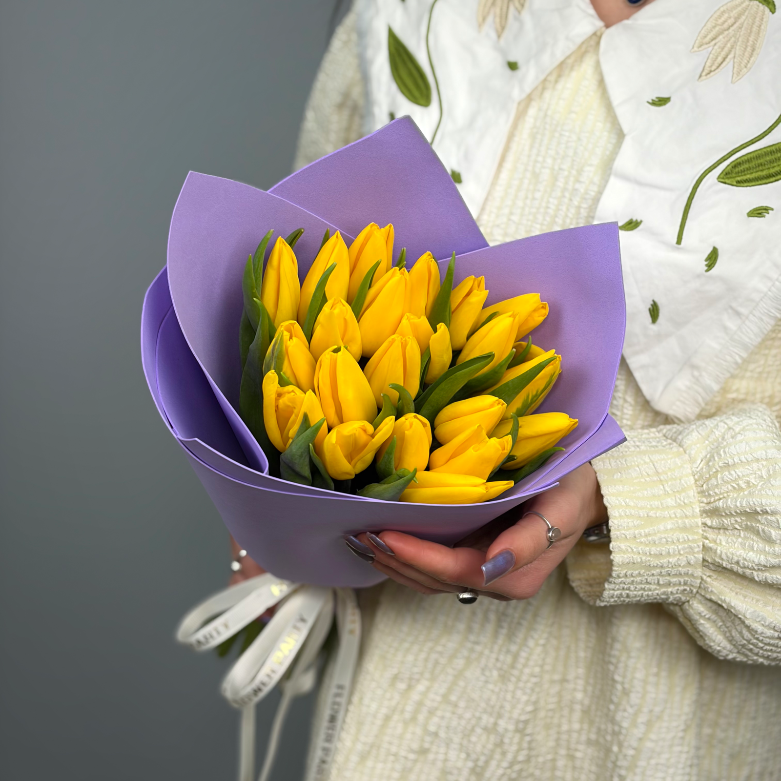 Букет из 21 желтых тюльпанов