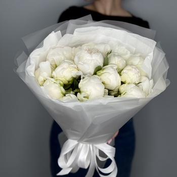 Букет из 17 белых пионов