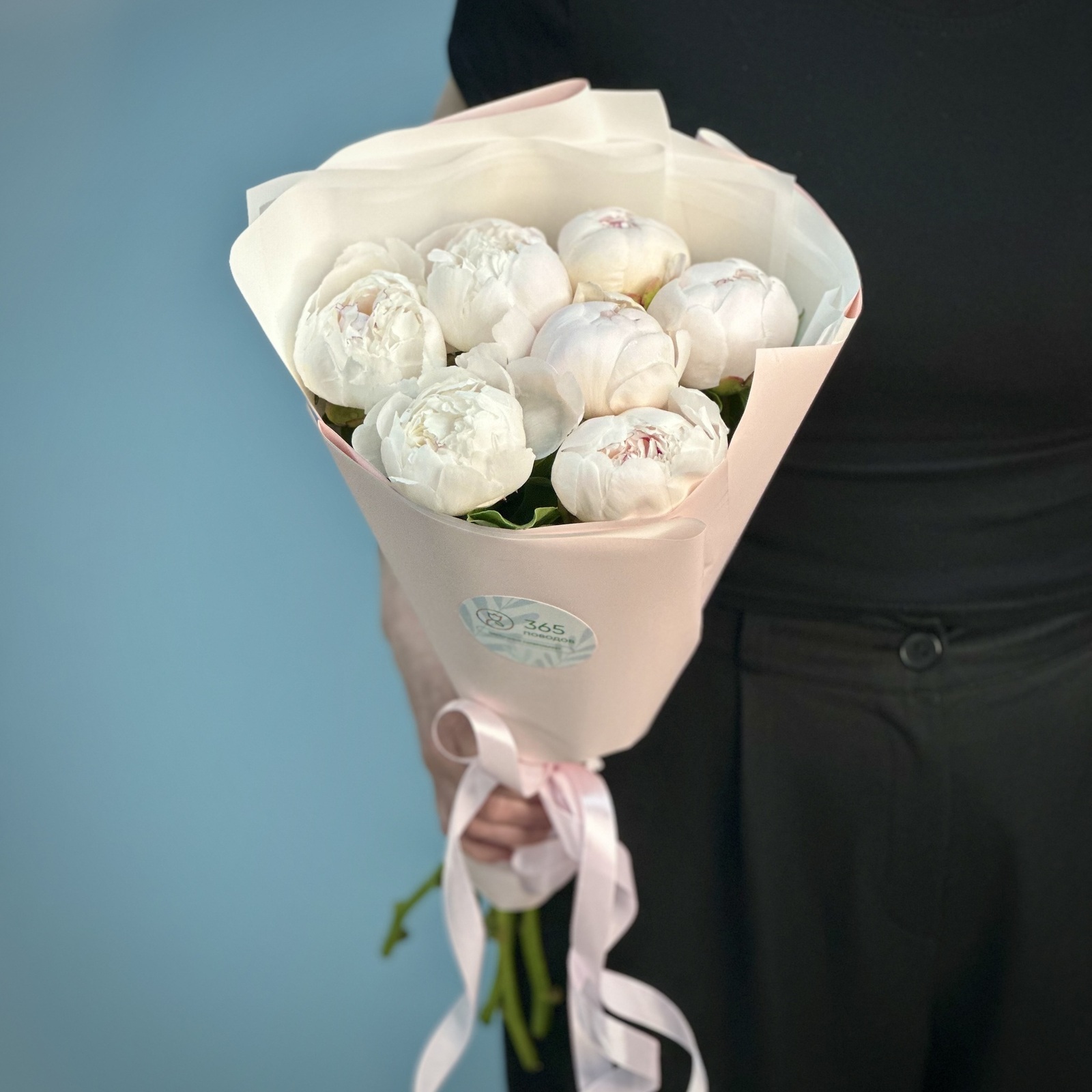 Букет из 7 бело-розовых пионов