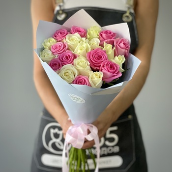 Букет из 21 белой и розовой розы 40 см