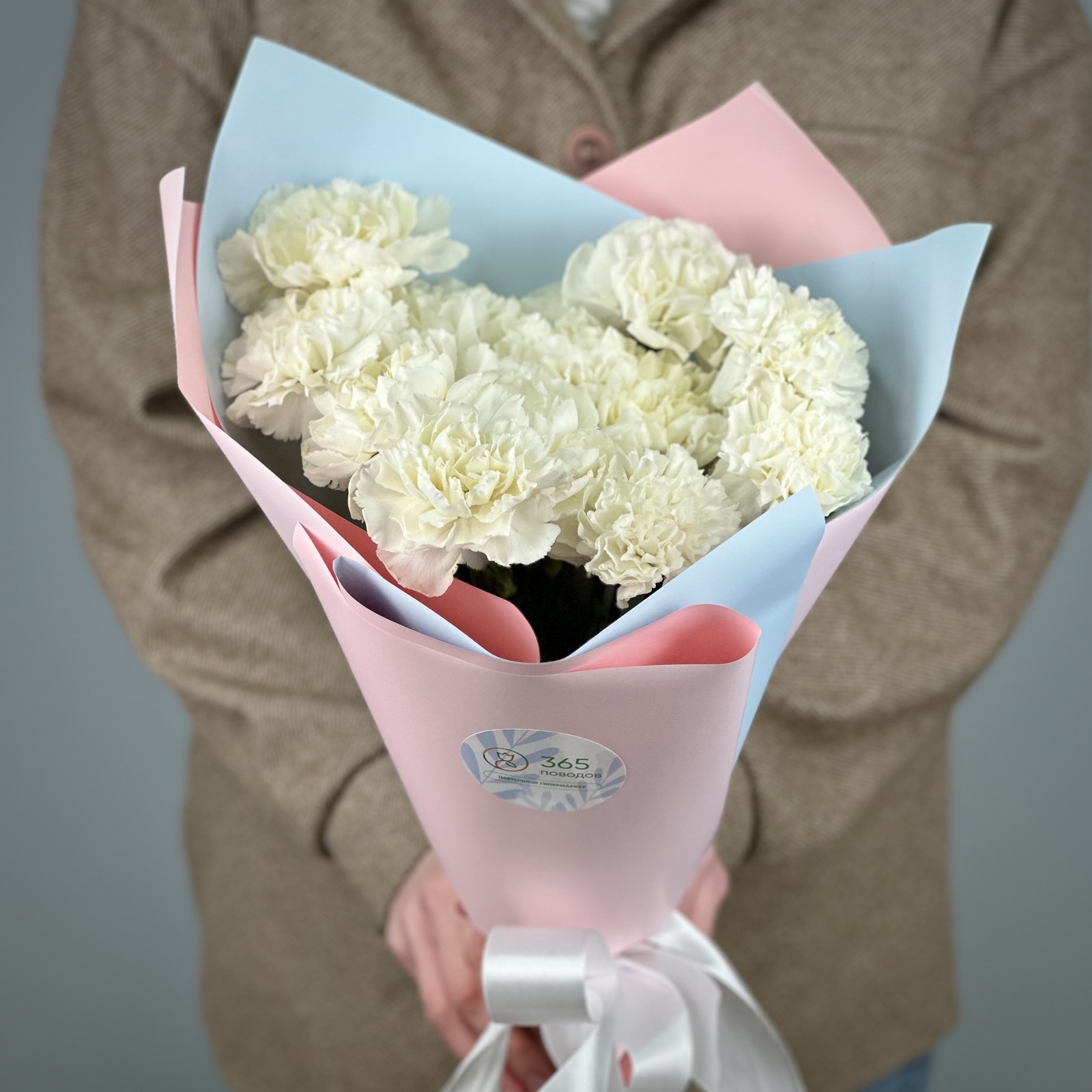 Букет из 15 белых гвоздик