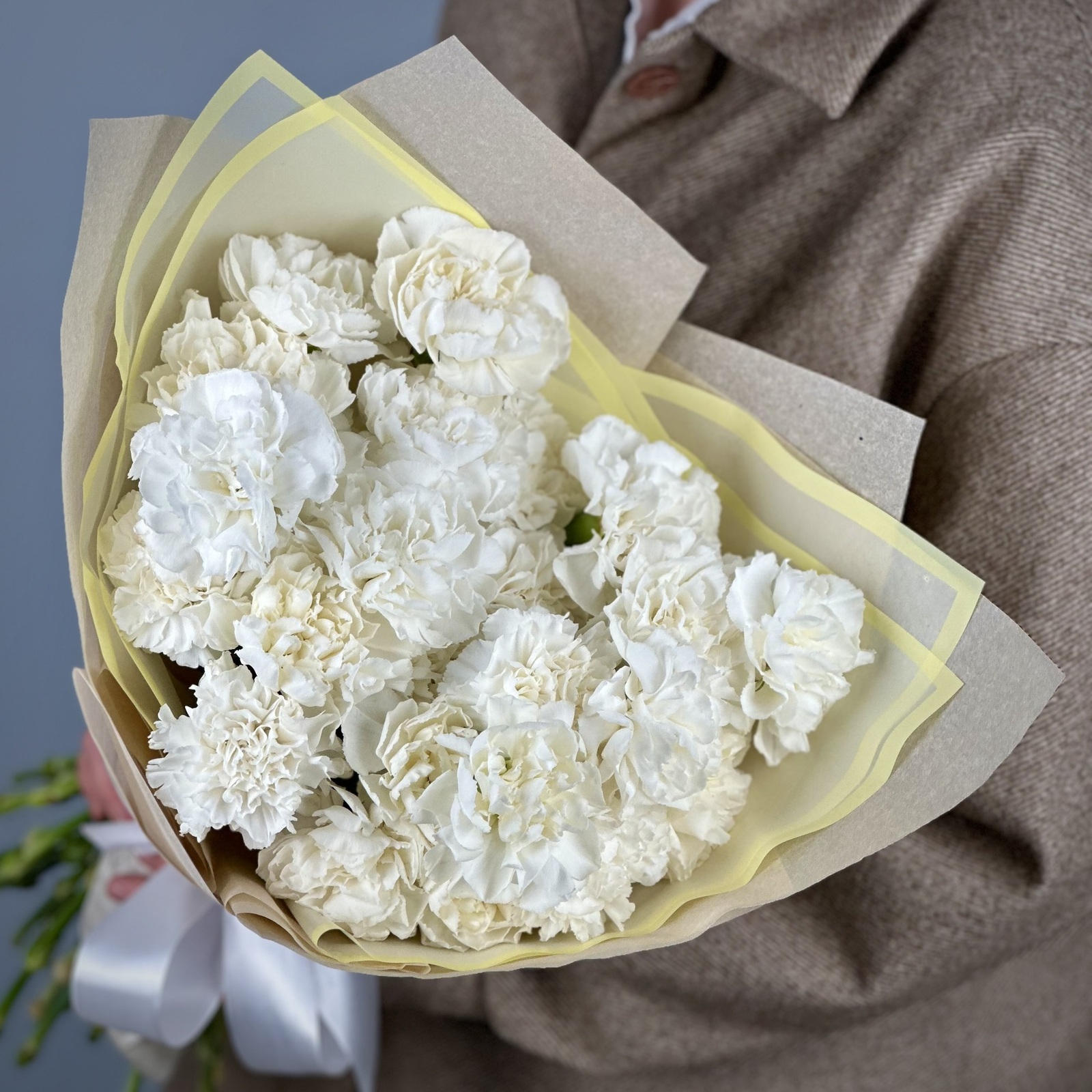 Букет из 25 белых гвоздик