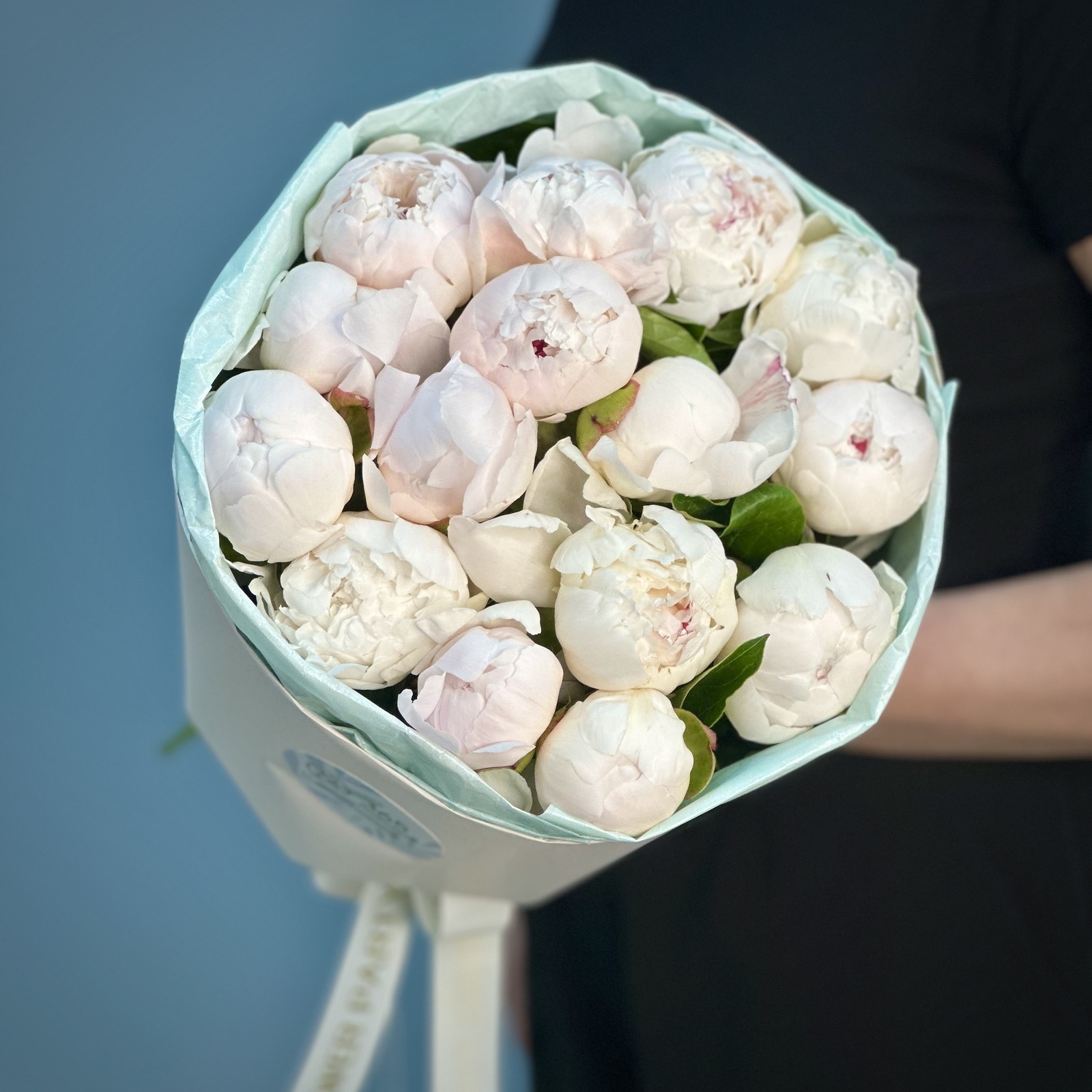 Букет из 15 бело-розовых пионов