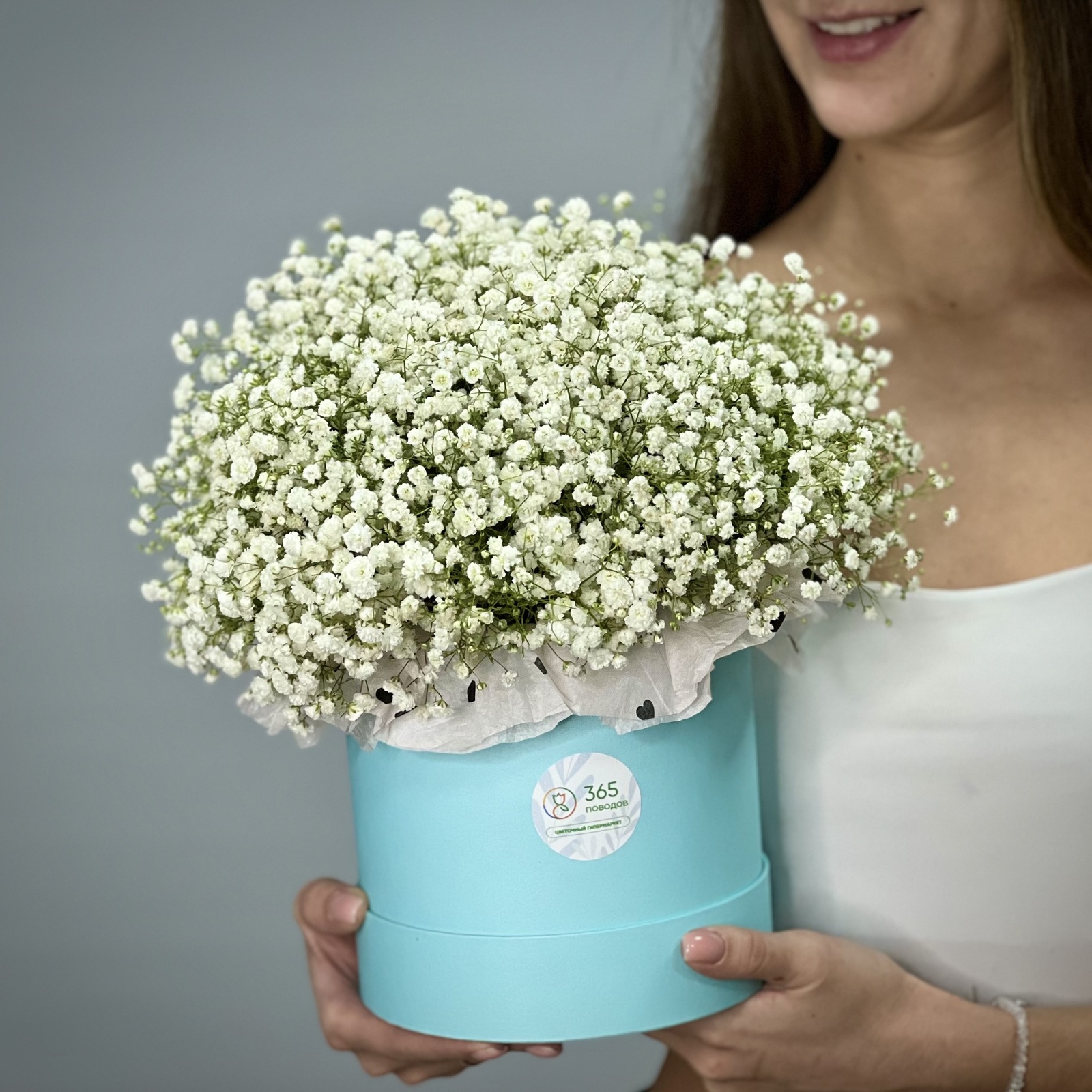 Белая гипсофила в шляпной коробке S