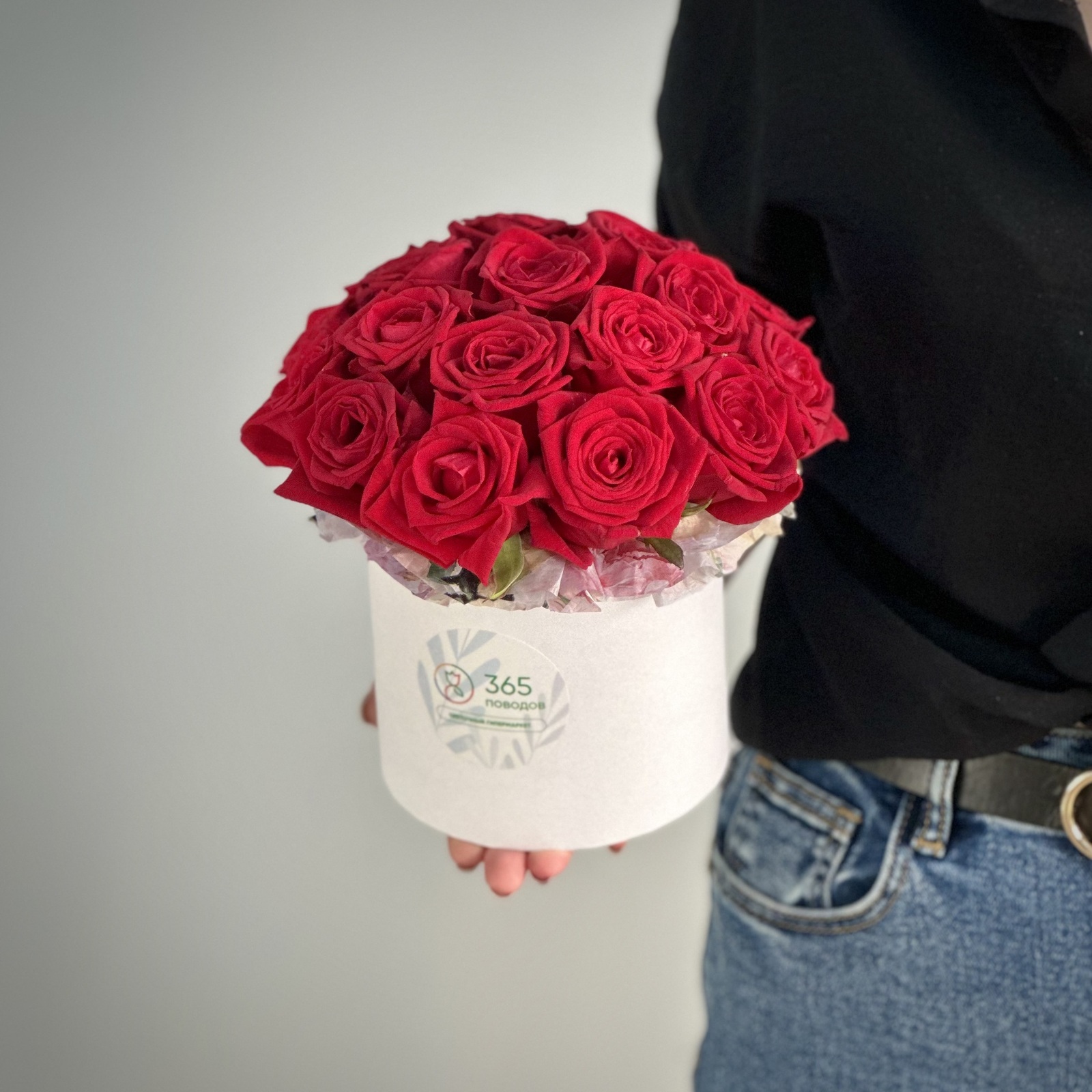 Красные розы в шляпной коробке XS
