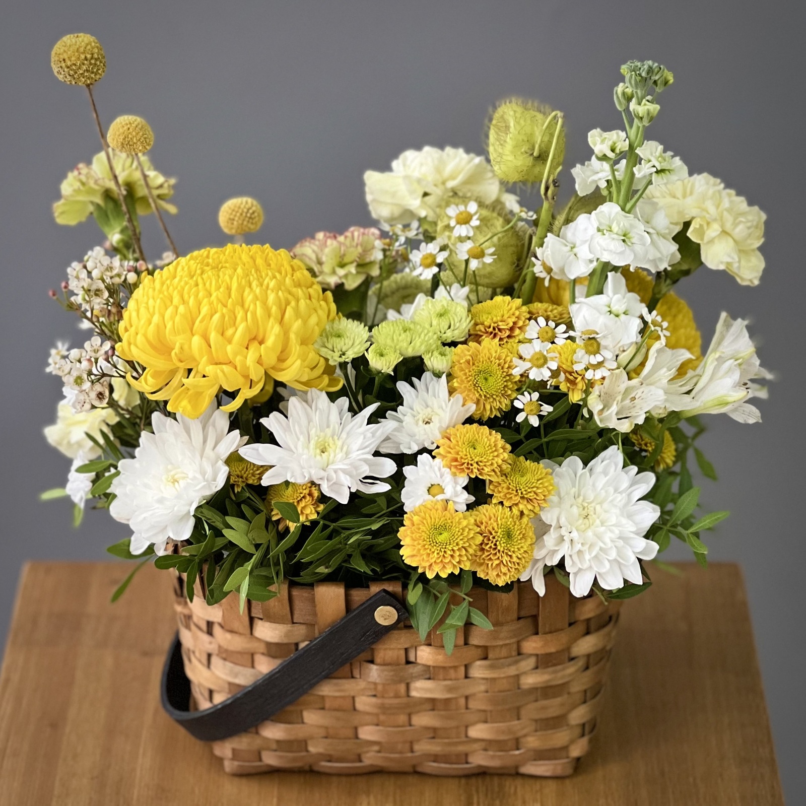 Цветы в корзине Радость