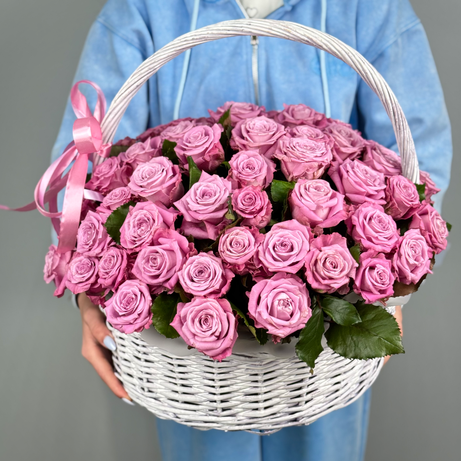 51 фиолетовая роза в корзине