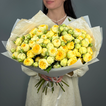 Букет из 21 кустовых желтых пионовидных роз