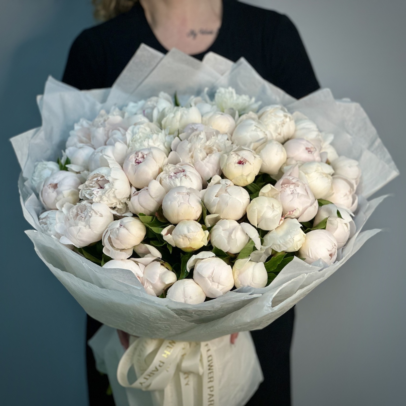 Букет из 51 бело-розовых пионов