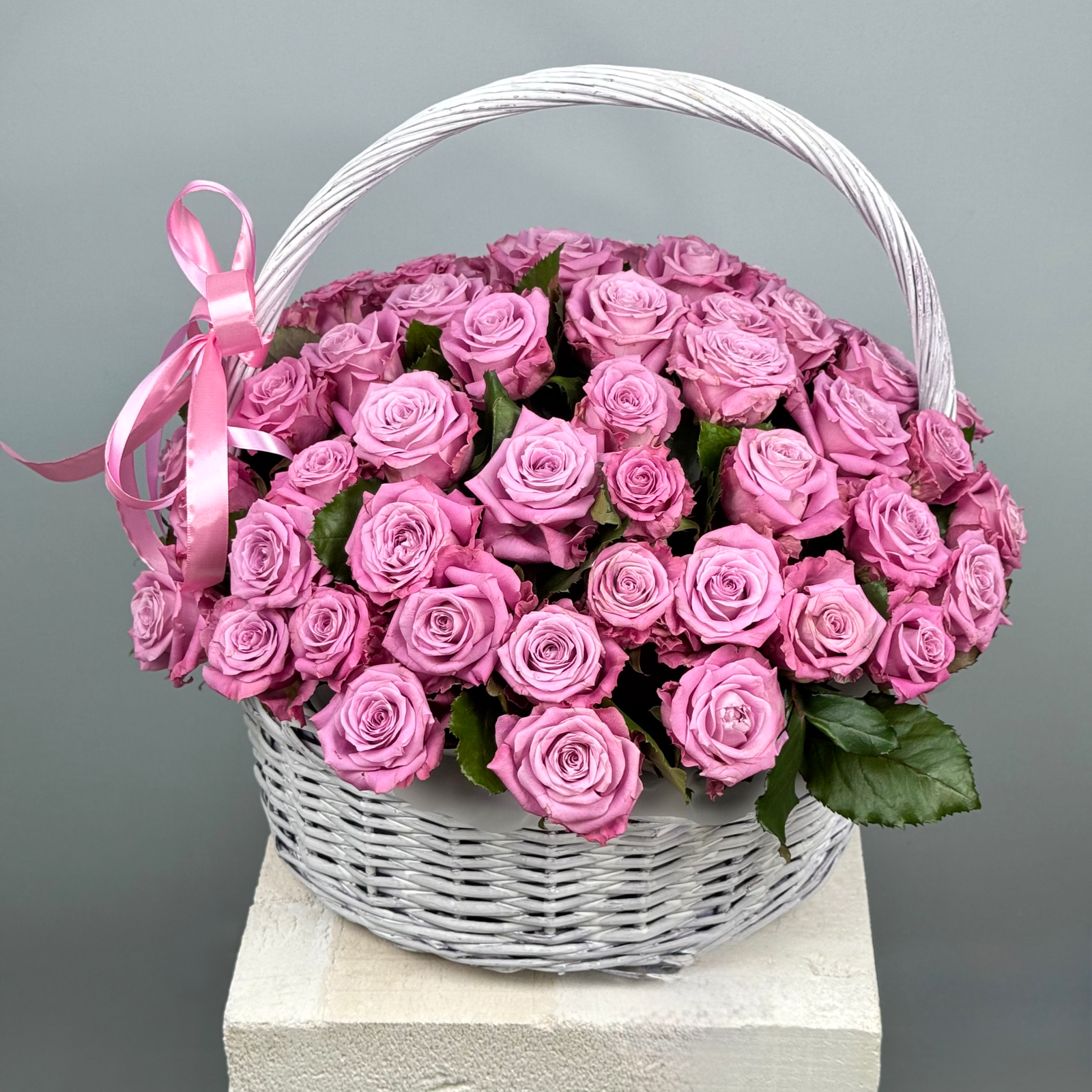 51 фиолетовая роза в корзине